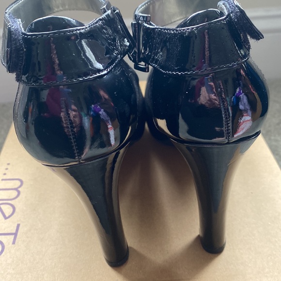 Me too LizbethII size 8.5 platform heels.   EUC - Picture 5 of 10